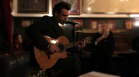 Hctor Tuya toca en el homenaje a Leonard Cohen, en el Ca Beleo.Hctor Tuya toca en el homenaje a Leonard Cohen, en el Ca Beleo