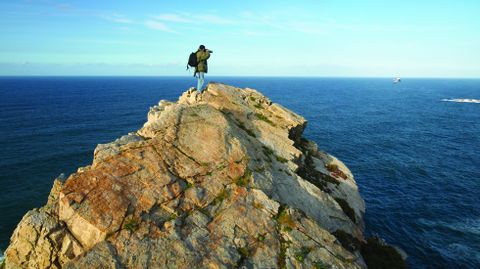 Un fotgrafo toma imgenes del litoral asturiano en Cabo Peas.Un fotgrafo toma imgenes del litoral asturiano en Cabo Peas