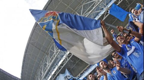 Arturo Elias ondea una bandera en el Carlos Tartiere