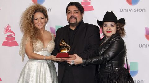 Mejor Cancin Regional Mexicana: Atad, Erika Ender, Manu Moreno & Mnica Vlez, compositores (Los Tigres Del Norte)