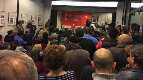 Militantes y simpatizantes del PSOE en la Casa del Pueblo de Oviedo. ARCHIVO