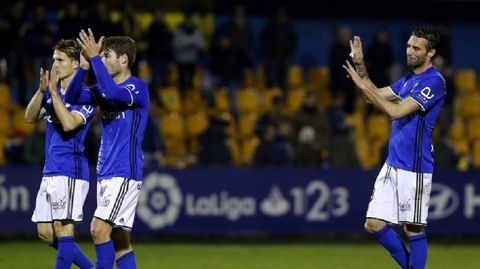 Los jugadores del Real Oviedo saludan a los aficionados desplazados a Alcrocn
