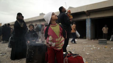 Familias iraquíes huyen de Mosul hacia los campos de refugiados debido a la lucha entre las fuerzas de Irak y Estado Islámico