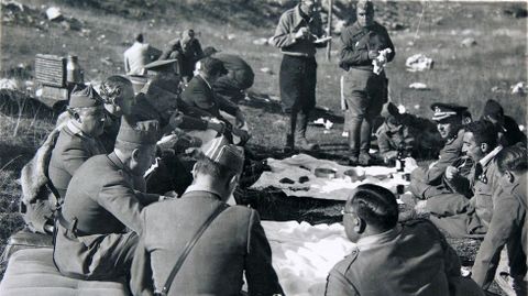 Franco y Aranda en una comida de campaña en Asturias en octubre de 1937. Pocos días después, el coronel Mussió sería fusilado