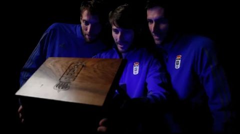 Michu, Jon Erice y David Fernndez en el spot de la campaa de Navidad del Real Oviedo