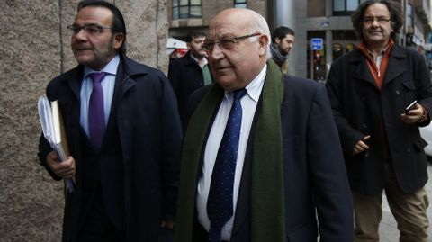 Entrada al juzgado de Eliseo Calviño con su abogado.