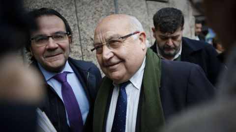Eliseo Calviño, en el centro, en la entrada de los juzgados de A Coruña