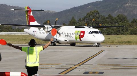 Una aeronave de TAP en el aeropuerto de Peinador