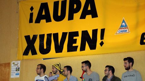 MARTINA MISER
Co lema «Ímoslles encher a canastra», o Xuven organizou unha recollida de alimentos solidaria para o Nadal