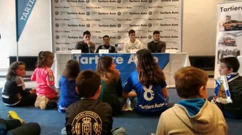 Vila, Pereira, scar Gil y Juan Carlos escuchan las preguntas de los nios en las instalaciones de Tartiere Auto