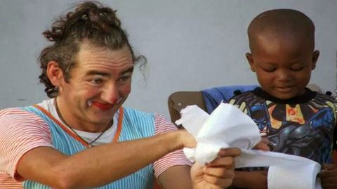lvaro Neil hace un truco con papel higinico a un nio en Mozambique.lvaro Neil hace un truco con papel higinico a un nio en Mozambique