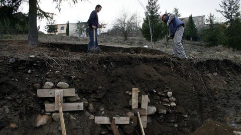 Outro aspecto dos traballos arqueolóxicos realizados no 2007. Ao fondo, á dereita, pode verse unha parte do antigo palacio condal de San Vicente