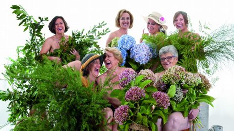 AGOSTO. Las «mulleres feiticeiras» recrean una escena de «Las chicas del calendario» el primer mes del año.