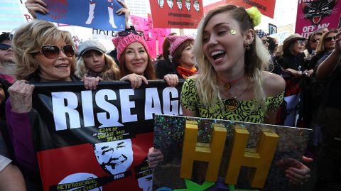 Miley Cirus y Jane Fonda, en una protesta en Los Ángeles