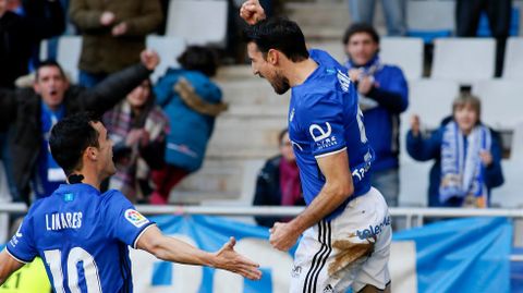 Linares y Toch celebran el gol frente al Valladolid