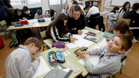 Los de ESO enseñan a los de 2º de primaria. Los mayores se sienten admirados y los pequeños se ven importantes