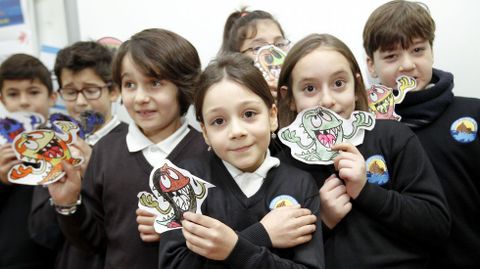 Los niños aprenden a expresar sus emociones, como el miedo, que es un monstruo para pintar