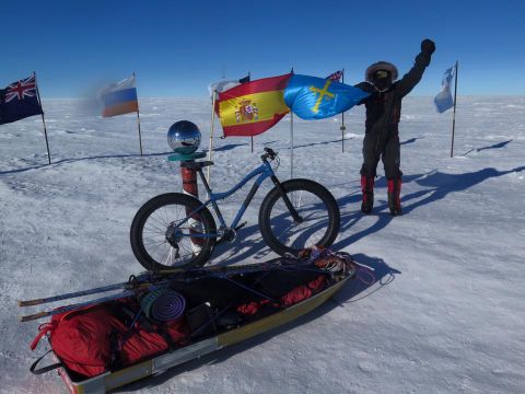 Juan Sin Miedo con la bandera asturiana en su llegada al Polo Sur