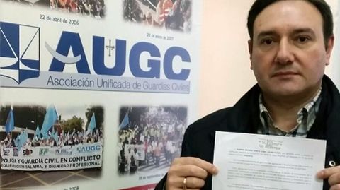 El secretario general de la Asociacin Unificada de Guardias Civiles (AUGC) en Asturias, Alberto Garca Llana, con la denuncia.El secretario general de la Asociacin Unificada de Guardias Civiles (AUGC) en Asturias, Alberto Garca Llana, con la denuncia