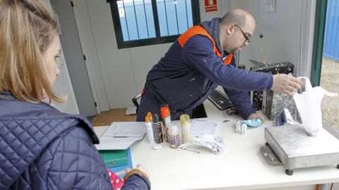 Oficina de registro. Miguel Pantín se encarga de identificar a los usuarios, la mayoría habituales, por lo que ya cuentan con su ficha. En la imagen, Eva, que llevó, entre otras cosas, aerosoles y pilas