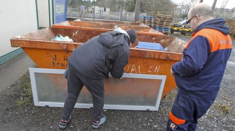 Depósito exterior e interior. Usuarios como José Ulloa acuden al Punto Limpio con escombros de obras particulares. Ellos mismos tienen que depositarlos en los contenedores, con la supervisión de Miguel