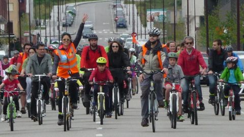 Ciclistas en una actividad por el uso de la bicileta en Gijn