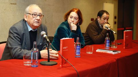 Justo Beramendi, Carmen Fernández Pérez-Sanjuán e Xosé Luís Axeitos, onte na presentación.