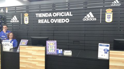 Christian Fernndez acudi a la inauguracin de la nueva Tienda Oficial del Real Oviedo
