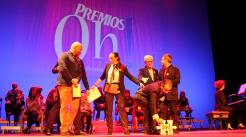 Integrantes de Teatro del Cuervo recogen uno de sus cuatro premios en los Oh! 2017