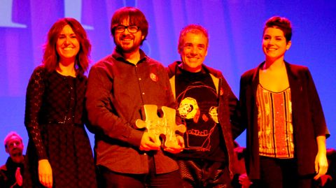 Juan  Hernaz, con su Oh! a la Mejor Escenografa, rodeado de jurados y otros nominados