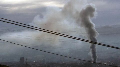Columna de humo negro del incendio de Pumarn visible desde todo Oviedo.Columna de humo negro del incendio de Pumarn visible desde todo Oviedo 