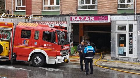 Los bomberos sofocan el incendio del bazar chino Mao, en la avenida Pumarn, de Oviedo.Los bomberos sofocan el incendio del bazar chino Mao, en la avenida Pumarn, de Oviedo 