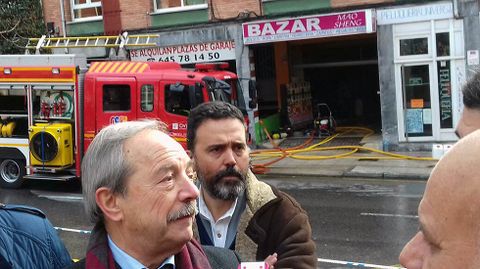 El alcalde de Oviedo, Wenceslao Lpez, y el concejal de Seguridad, Ricardo Fernndez, frente al bazar incendiado.El alcalde de Oviedo, Wenceslao Lpez, y el concejal de Seguridad, Ricardo Fernndez, frente al bazar incendiado