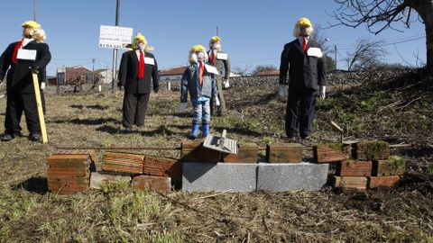 Compadres disfrazados de Donald Trump levantaron un muro en Ribas Altas e anunciaron diversas obras extravagantes