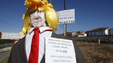 Os compadres disfrazados de Trump mostraron carteis que anunciaban proxectos que debían pagar os veciños doutras parroquias de Monforte