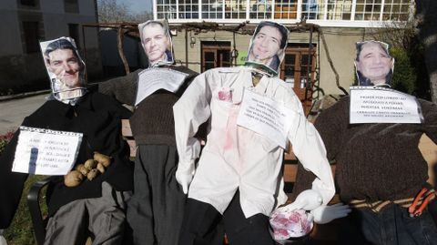 Compadres instalados na praza do Concello de Sober
