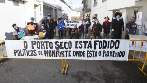 Os compadres do barrio monfortino de Rioseco representaron unha burlesca manifestación veciñal en protesta polos retrasos do proxecto do porto seco