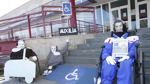 Un grupo de compadres instalado no edificio multiusos de Monforte reclamou máis respecto para as prazas de aparcamento reservadas aos discapacitados