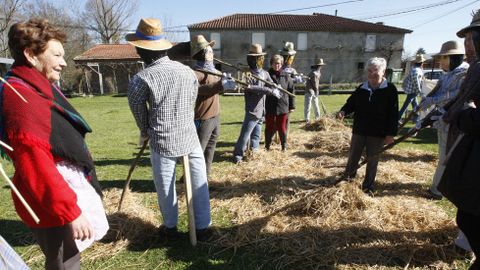 Os compadres regresaron este ano á parroquia monfortina de Distriz para representar unha malla ao estilo tradicional