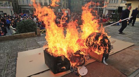 Os bonecos arderon na praza de España de Monforte despois do reparto de galardóns do certame municipal