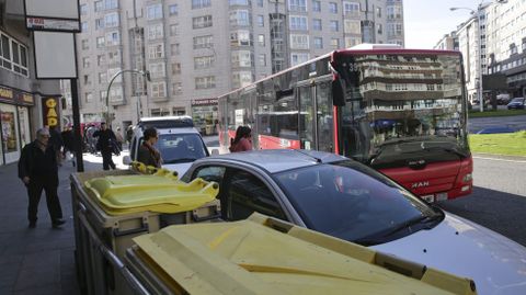 Coches aparcados en la parada de bus de la ronda de Outeiro a la altura de la avenida Finisterre