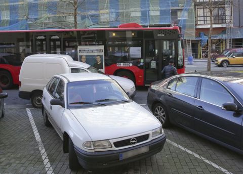Una furgoneta impide que el bus pare correctamente en la avenida de Novo Mesoiro