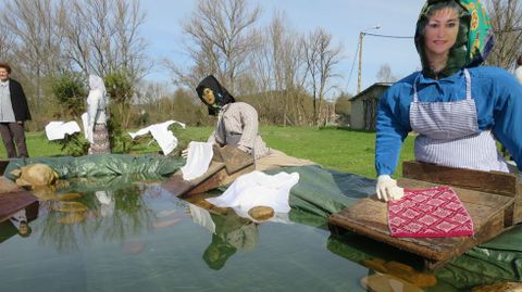 As comadres de Distriz recrearon o labor das lavandeiras nunha composición que incluíu ata un tramo de río con verdadeira auga