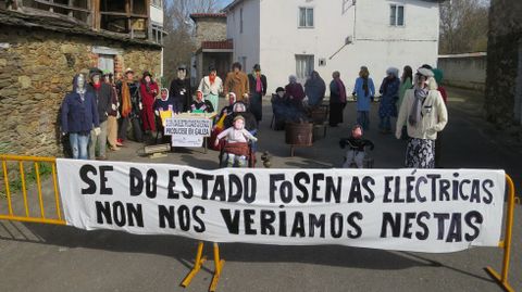 As comadres do barrio de Rioseco protestaron contra os apagóns rexistrados nos últimos temporais