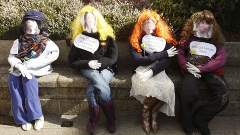 Un grupo de comadres na praza de España de Monforte