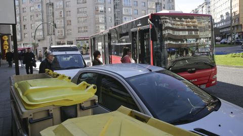 PARADA EN RONDA DE OUTEIRO, A LA ALTURA DE AVENIDA DE FINISTERRE, CON COCHES APARCADOS EN LA PARADA
