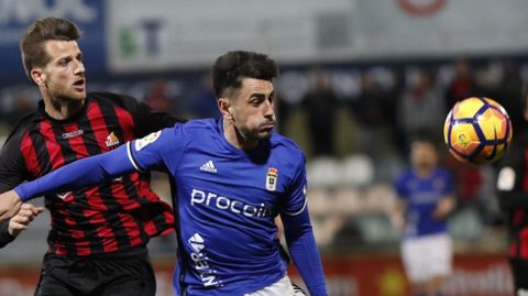 David Costas, de azul, en un Reus-Oviedo de la 16/17