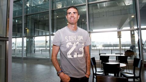 Sonriente, en su llegada a Santiago para firmar con el Dépor