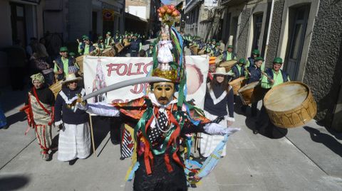 Desfile de folións e comparsas en Viana do Bolo