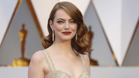 Emma Stone escogió un Givenchy Haute Couture en dorado, con tirantes, escote corazón y volantes de flecos de lentejuela